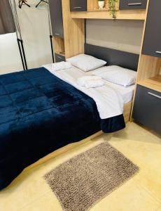 セレスにあるDowntown Studio 31のラグ付きの客室で、ツインベッド2台が備わります。