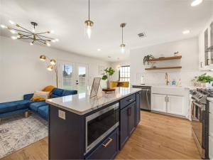 una cocina con una isla en medio de una habitación en Bellini House Stunning Modern 3bd Home, en Richardson