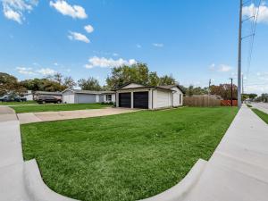 una casa con un patio con césped verde en Bellini House Stunning Modern 3bd Home, en Richardson
