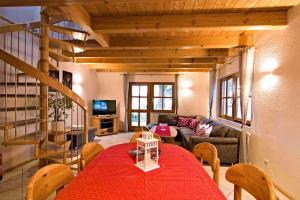 a living room with a table with a red table cloth at Kempfenhof in Seelbach