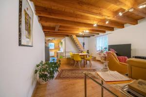ein Wohnzimmer mit einem Tisch und gelben Stühlen in der Unterkunft Ferienhaus Störzel - Wohnung B in Hundheim