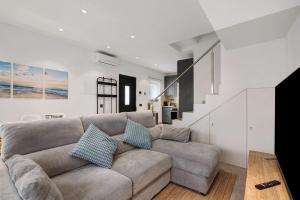 アルヴォルにあるVilla Alvor Rooftopのソファと階段のあるリビングルーム