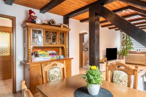 ショップハイムにあるFerienwohnung zur Sonnenterrasseの木製のテーブルと椅子のあるダイニングルーム