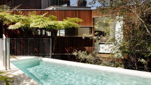 鲸滩Whaley的房子前面的游泳池