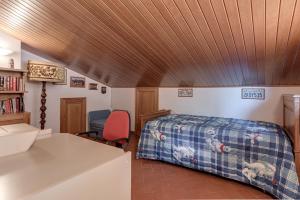 Un dormitorio con una cama, una mesa y una silla. en Gigli di Firenze, en Rufina 15 fotos más