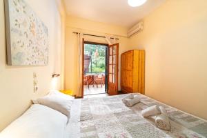 een slaapkamer met een bed met twee handdoeken erop bij Arianna apartment 14 in Paleokastritsa