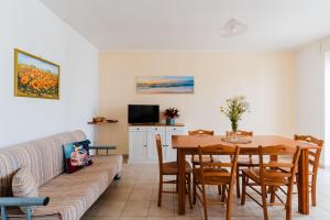 Televiisor ja/või meelelahutuskeskus majutusasutuses Residence Punta Pizzo