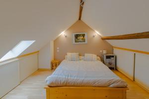 Gite de charme, idéal pour 4 في Saint-Jory-de-Chaleix: غرفة نوم بسرير كبير في العلية