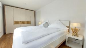 Una cama o camas en una habitación de Dinkelbach Feriendomicil 2 E