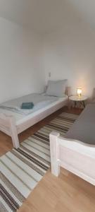 デミンにあるRuhe und Natur in Seedorfの白いベッド +8枚の写真