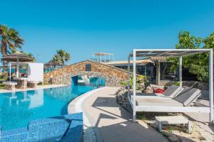 Bazén v ubytování Mirage Arillas Villa Apartment nebo v jeho okolí