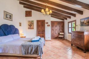 フォルナルッチにあるSa Mànigaのベッドルーム1室(ベッド1台付)、ドレッサーが備わります。 +17枚の写真