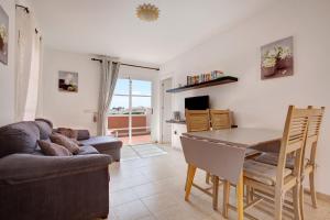 ein Wohnzimmer mit Sofa und Tisch in der Unterkunft Beautiful 3 bed Apartment in Caleta de Fuste