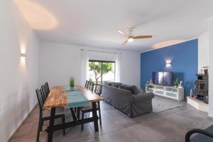 ポルティマンにあるCasa das Laranjeiras - Portimaoのテーブルとソファのあるリビングルーム