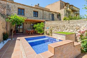 GornalにあるLa Casa Gran Clarianaのスイミングプール付きのヴィラの外側の景色を望めます。