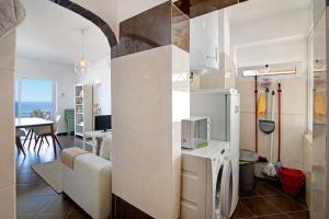 een keuken met een koelkast en een eetkamer bij Ocean View Apartment in Armação de Pêra