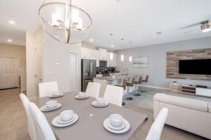 a dining room and living room with a table and chairs at 4809AM TOWNHOUSE 4 BEDROOMS & 3 BATHROOMS + POOL in Kissimmee