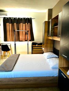 Un dormitorio con una cama grande en una habitación. en Downtown Comfy Studio 31, en Serres