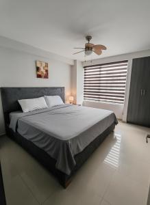 a bedroom with a large bed and a window at Departamento excelente vista y ubicación en Tonsupa in Tonsupa +14 photos