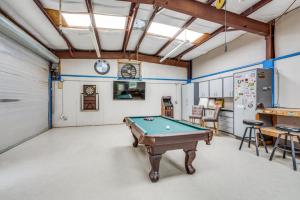 a garage with a pool table in it at King Bdgame Roomprivate Lake Access in Little Elm