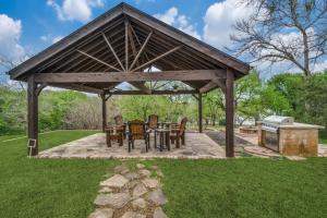 a wooden gazebo with a table and chairs at King Bdgame Roomprivate Lake Access in Little Elm
