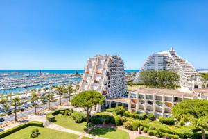 une vue de deux bâtiments et d'une marina dans l'établissement Sur les hauteurs du Fidji, à La Grande Motte