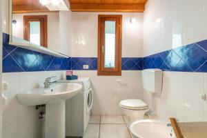 モンテ・ナイにあるVilla Birgitの白いトイレと洗面台のあるバスルーム +21枚の写真