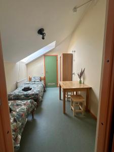 Una habitación con dos camas y una mesa dentro. en Maidla Hostel, en Maidla