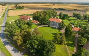 una vista aérea de una casa con un patio y árboles en Maidla Hostel, en Maidla