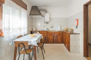 オデセイシェにあるQuartos Malveiroのキッチン(テーブル、椅子付)