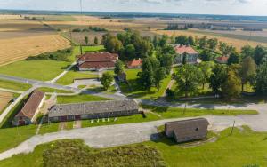 una vista aérea de una granja con casas y una carretera en Maidla Hostel, en Maidla