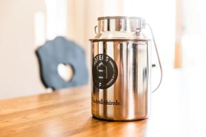 Příslušenství pro přípravu čaje a kávy v ubytování Ferienwohnung Liselotte