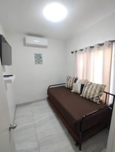 TV a/nebo společenská místnost v ubytování LITTLE SHELL