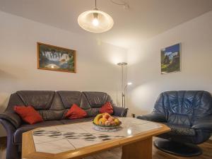 a living room with a couch and a table with a bowl of fruit at Ferienwohnung Schneckenhus in Lautenbach