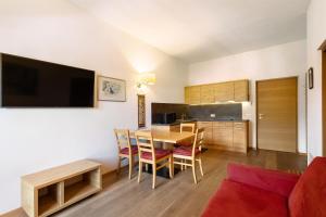 una cucina e una sala da pranzo con tavolo e sedie di Kriendl Nr 3 a Valdaora