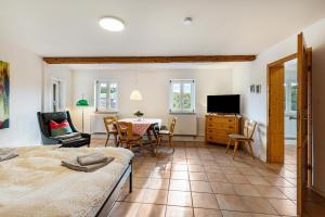 une chambre avec un lit, une table et des chaises dans l'établissement Ferienwohnungen Metzgerpost, à Altensteig