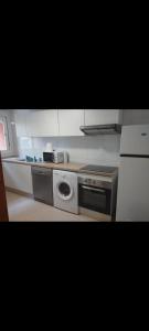 CalatoraoにあるCalatorao apartamentosのキッチン(コンロ、洗濯機付)