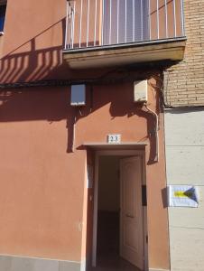 CalatoraoにあるCalatorao apartamentosのドアとバルコニー付きの建物