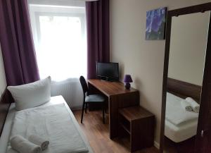 Televiisor ja/või meelelahutuskeskus majutusasutuses Hotel Pension Eberty