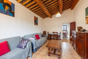 un salon avec un canapé et une table dans l'établissement La Clavelle, à Sanary-sur-Mer