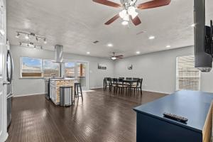eine Küche und ein Wohnzimmer mit einem Deckenventilator in der Unterkunft Private Hot Tub Near Dfw, Relaxing Texas Retreat in The Colony