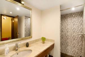 カリェタにあるVilla Montemarの洗面台と鏡のあるバスルーム +22枚の写真