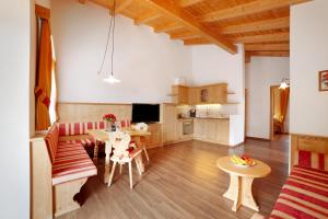 Η κουζίνα ή μικρή κουζίνα στο Obermoarhof Hirzer