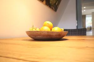 a bowl of fruit sitting on a wooden table at Ferienhaus Adlerhorst in Billerbeck