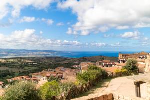 トリニタ・ダグルトゥにあるAppartamento con piscina 03の海を背景にした村の景色