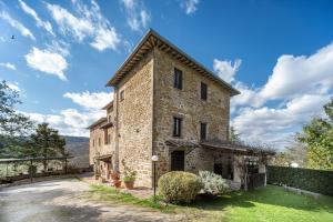 an external view of a stone house with a driveway at Lavanda ad Antico Casale '700 in Umbertide