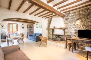 - un salon avec un canapé bleu et une cheminée en pierre dans l'établissement Appartamento Gemma Verde-tavoleto, à Castiglione dʼOrcia