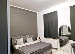 ein Schlafzimmer mit einem großen Bett mit Spiegel in der Unterkunft CityNest hannover S4 in Hannover