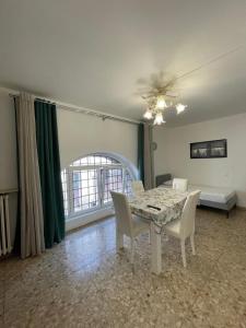 a dining room with a table and chairs at Verona e Dintorni - Bil in Verona