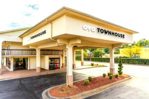 un bâtiment avec un panneau « omg townhouse » dessus dans l'établissement Townhouse Winston Salem - University, à Winston-Salem